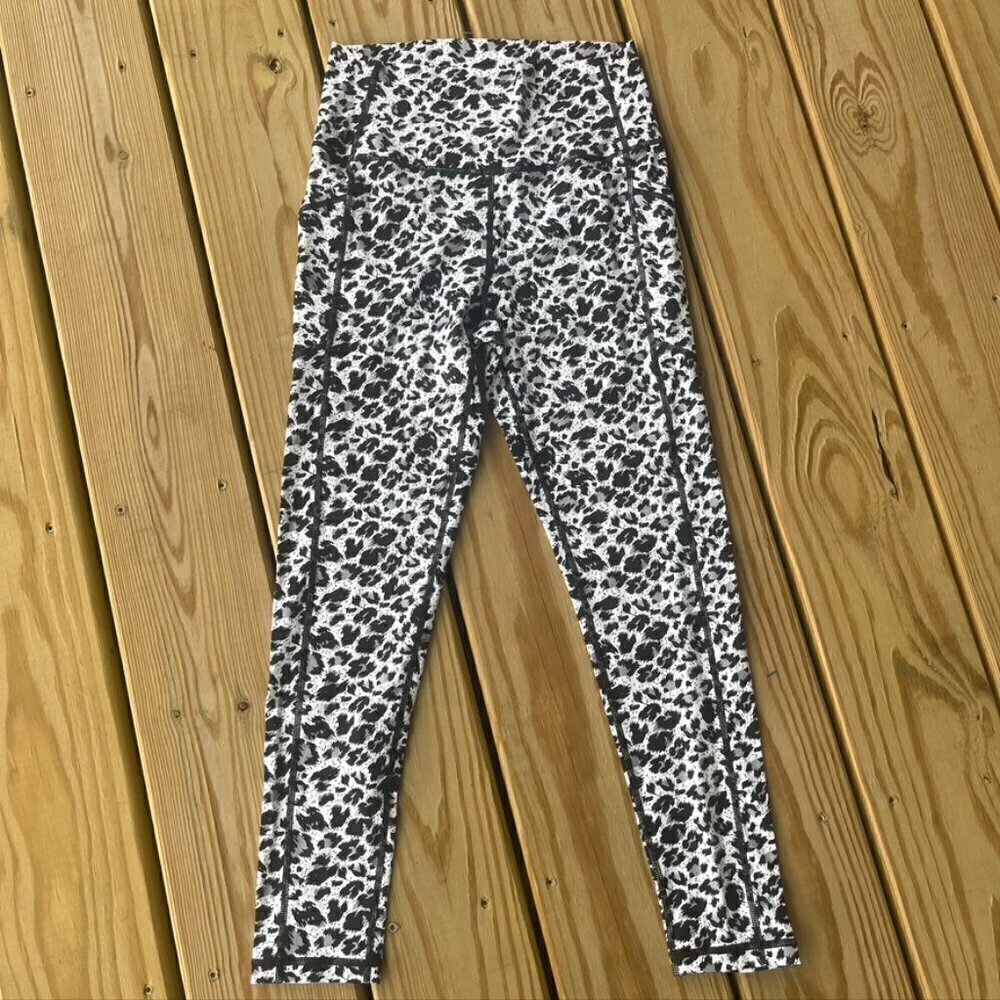 ** Zyia Pocket stash legging size 6-8 Medium black leopard active